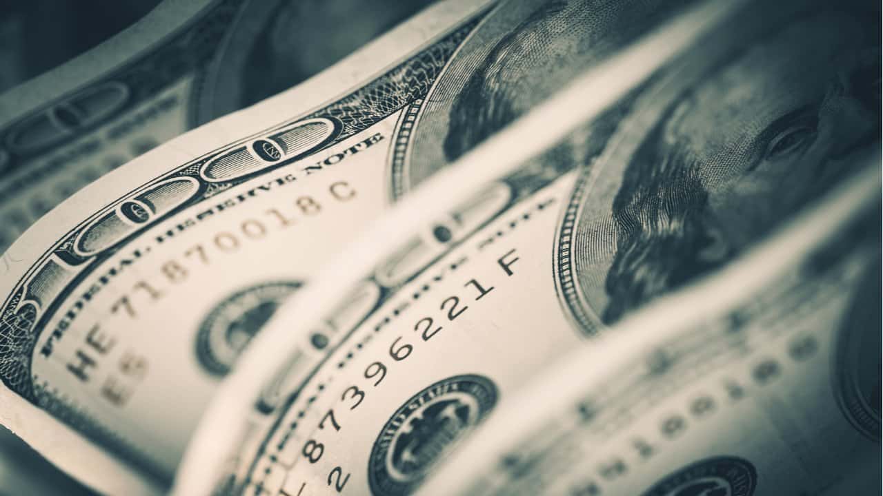 dólar cai