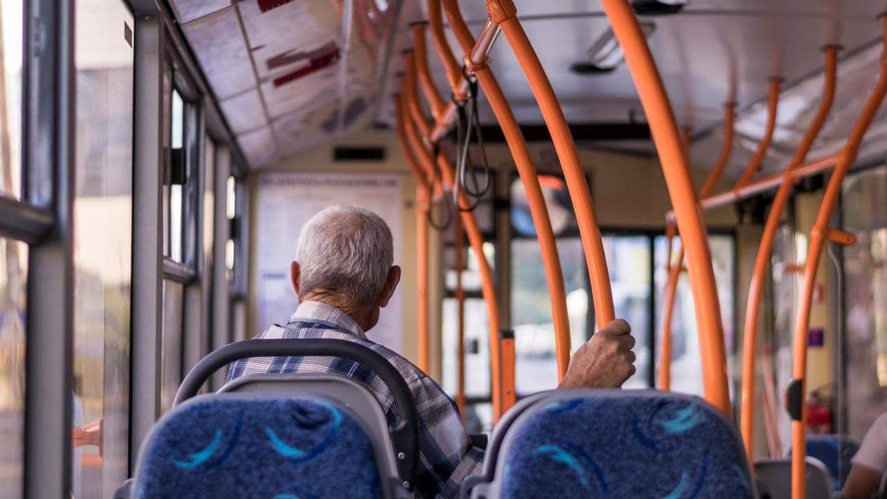 idoso no ônibus