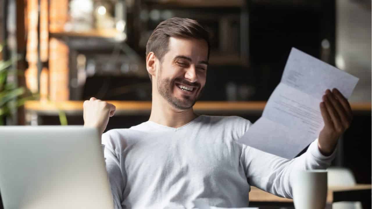 trabalhador com salário reduzido