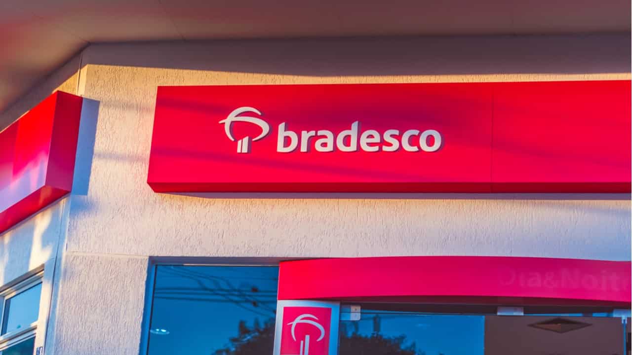 Cliente do Bradesco descobre pelo WhatsApp que teve conta encerrada e ganha indenização na Justiça