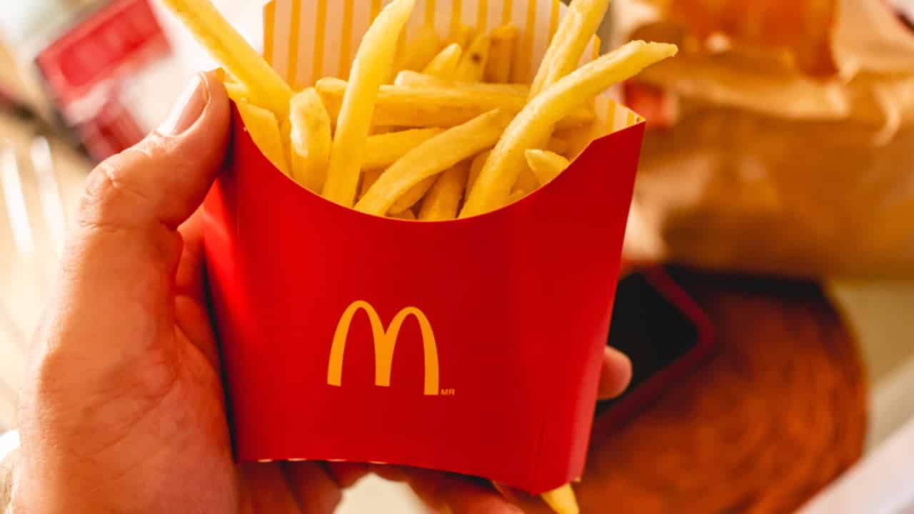 McDonald’s rebate campanha do Burger King e também está dando batata frita grátis