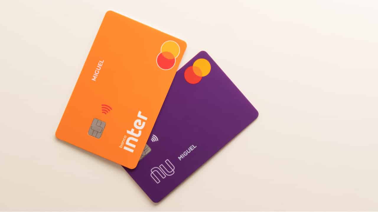 Dois cartões: um laranja, do Banco Inter, e outro roxo, do Nubank.