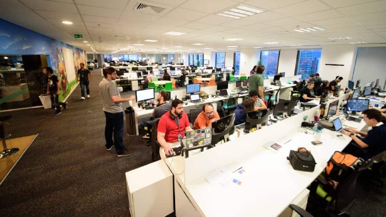 Funcionários da Creditas trabalhando de frente a seus computadores
