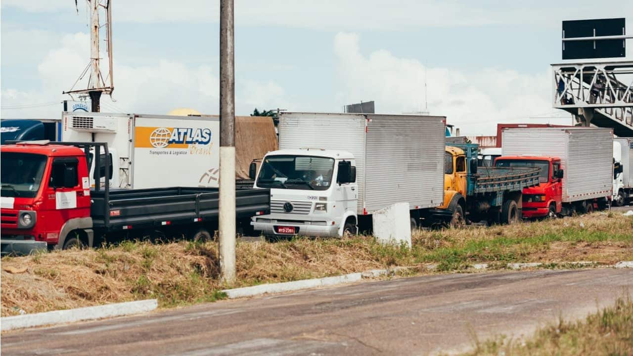 caminhoneiros bloqueando estradas
