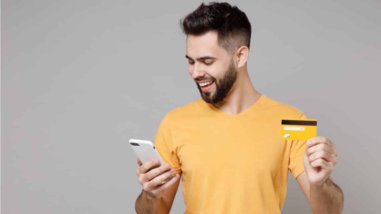 Ourocard Universitário Internacional tem limite pré-aprovado de R$ 1.200, sem comprovar renda