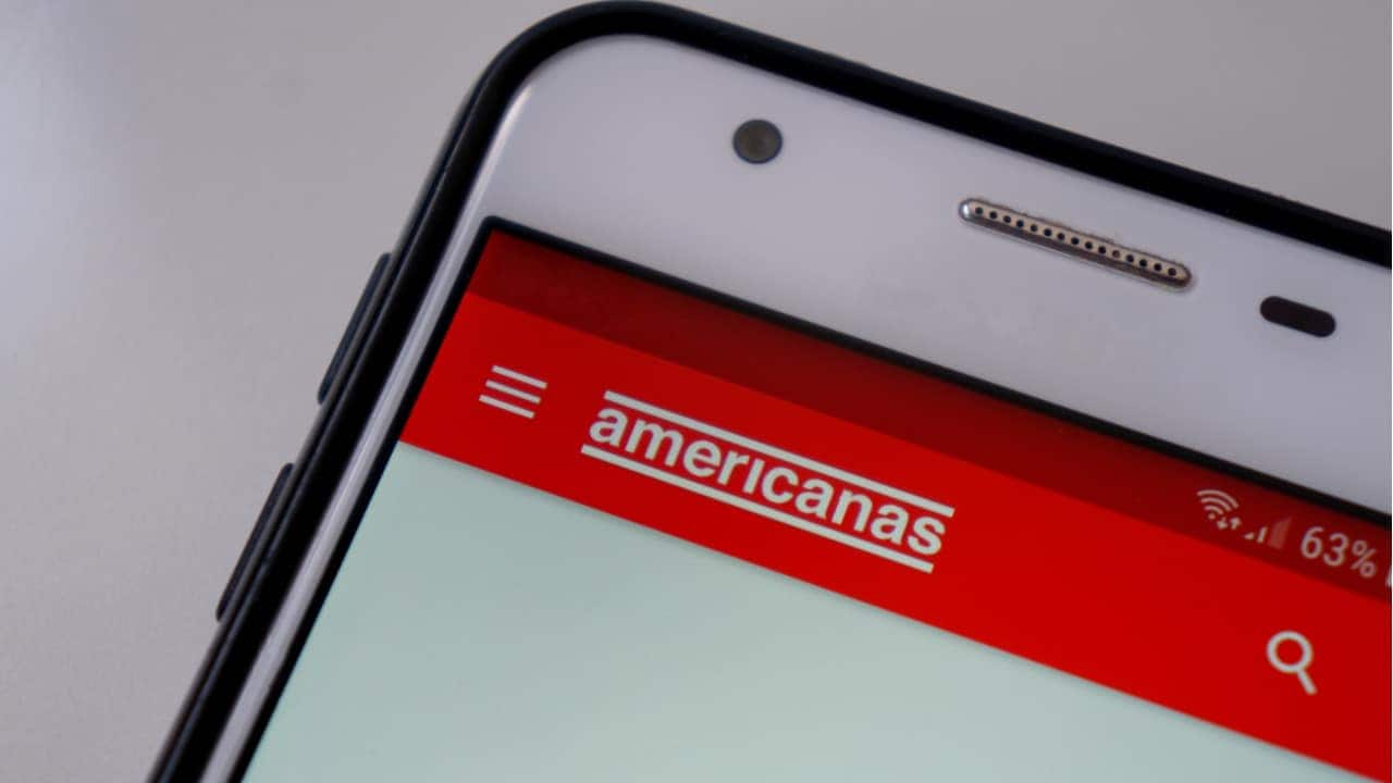 Celular com o site da Americanas aberto