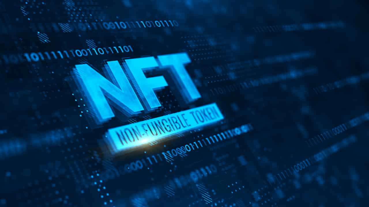 "NFT" ao centro e códigos virtuais em linguagem de algoritmo ao fundo