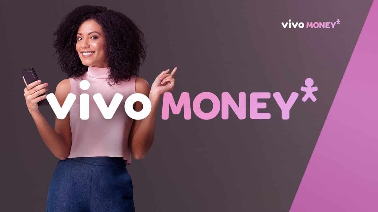 Propaganda Vivo Money, mulher sorrindo, fundo roxo