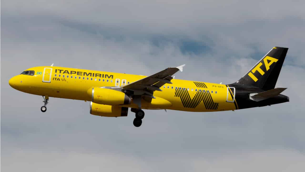 avião Itapemirim voando