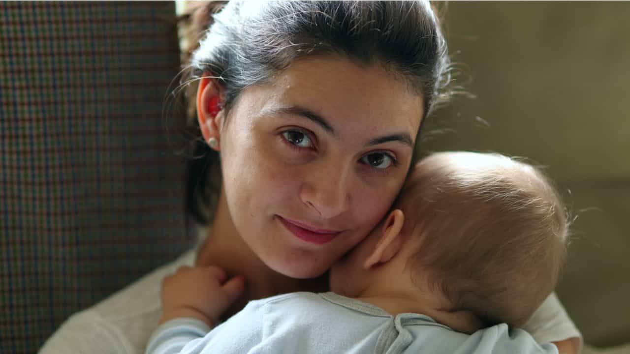 Jovem mãe segurando seu bebê