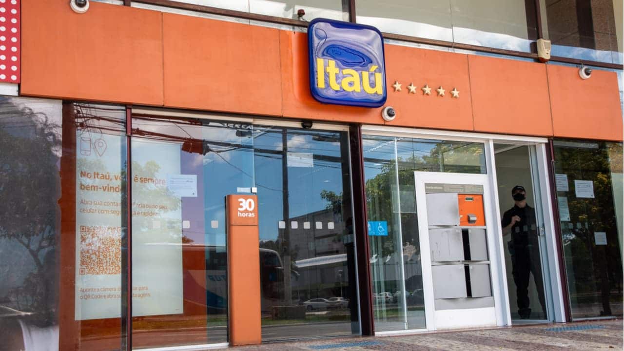 Fachada do Banco ItaĂș