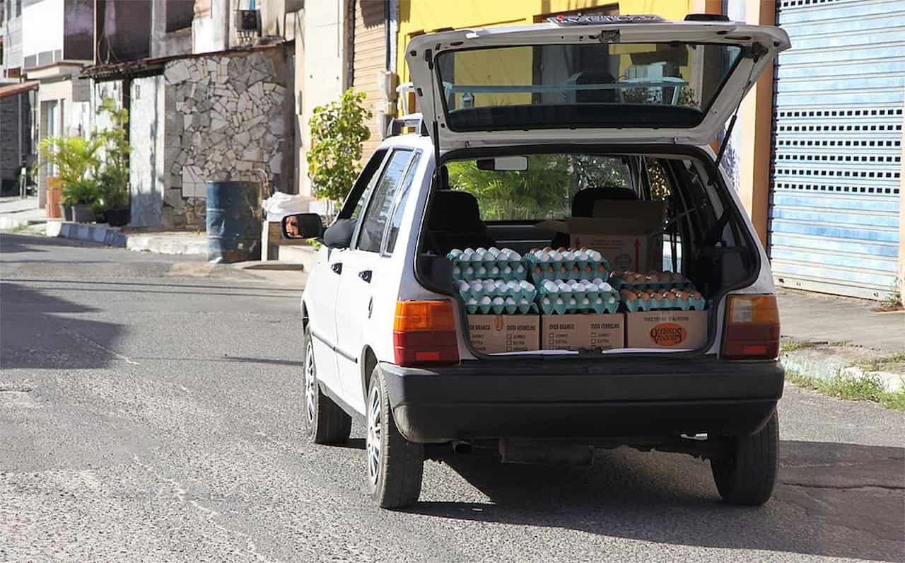 Cuidado com o golpe do carro do ovo: casal paga R$ 1016,00 na bandeja do alimento