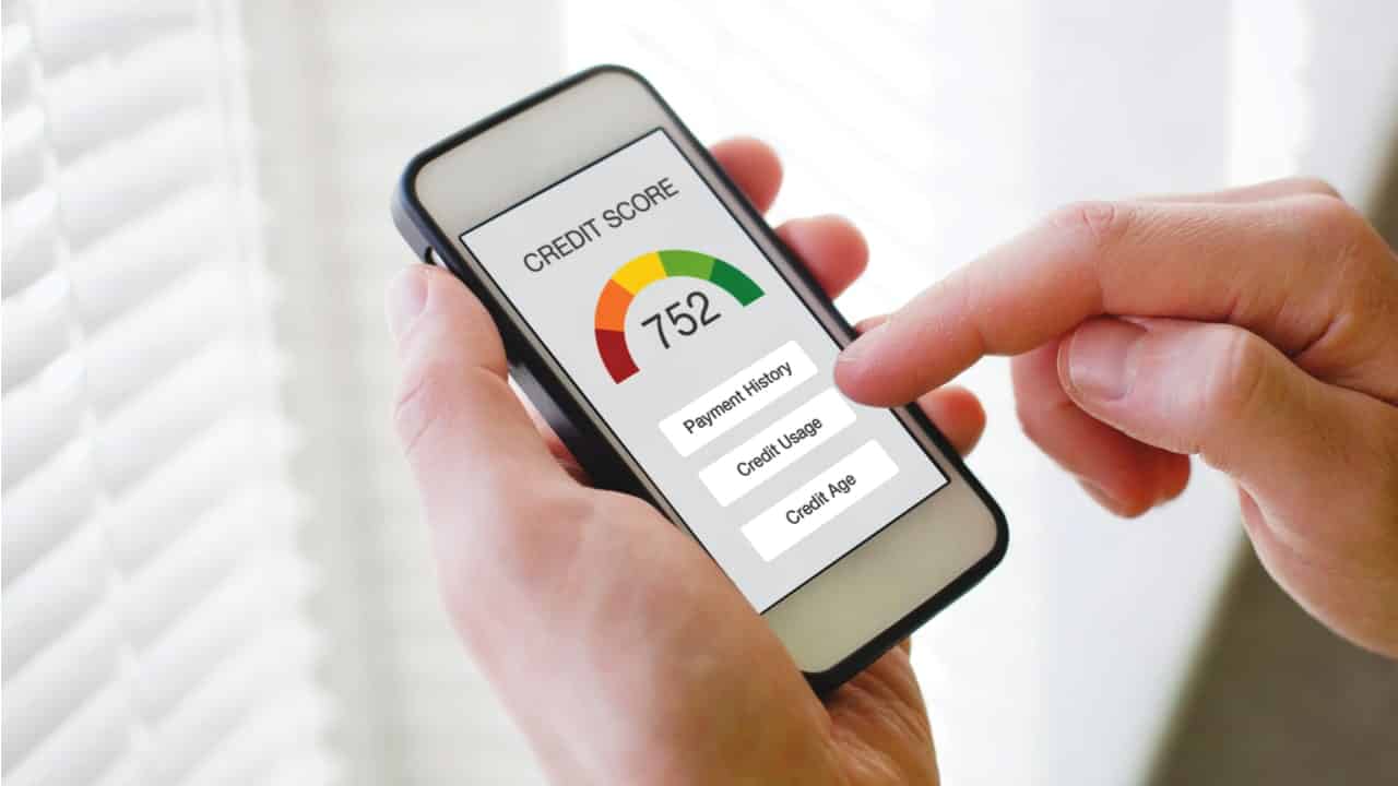 imagem mostrando celular com pontuação de crédito