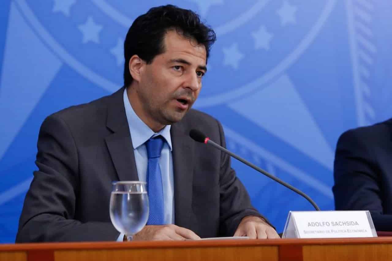 Ministro não se cala e tenta explicar aumento no valor da gasolina