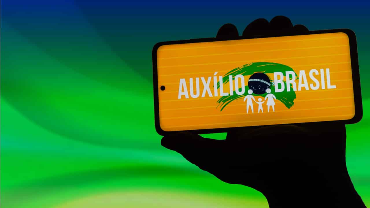 Governo quer lançar novos cartões ligados ao Auxílio Brasil