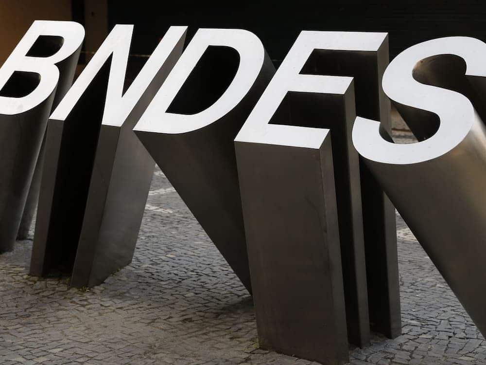 Sigla BNDES em relevo