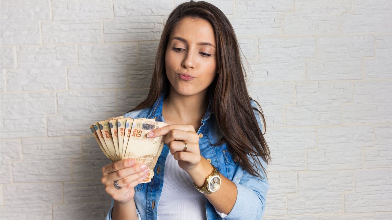 Algumas pessoas vĂŁo receber R$ 585 em breve: veja quem tem direito!