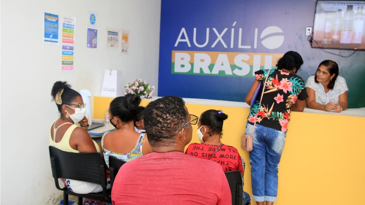 Auxílio Brasil está “devendo” R$ 125 para os beneficiários