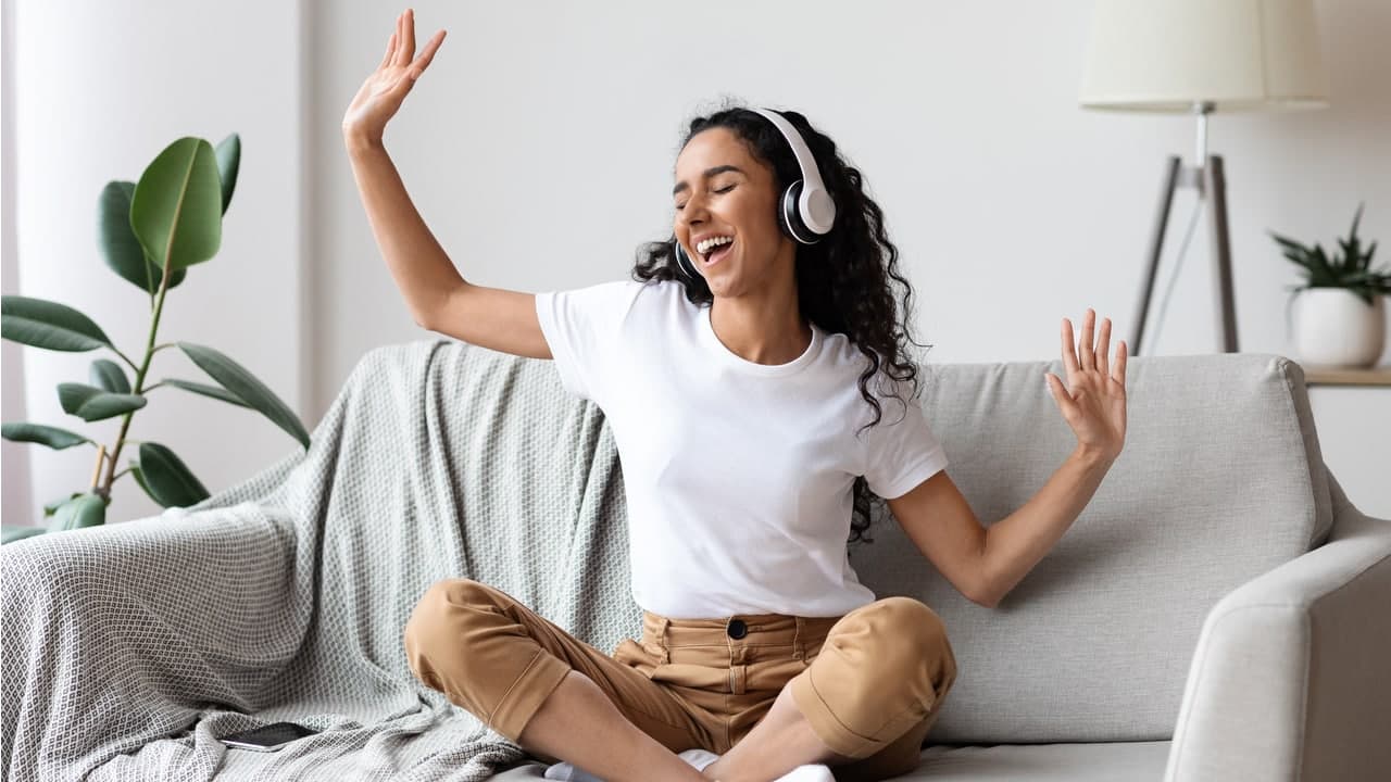 5 sites e apps para ganhar dinheiro ouvindo música!