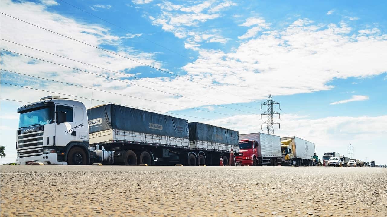 Vale-Caminhoneiro paga menos de 10% do que os motoristas gastam