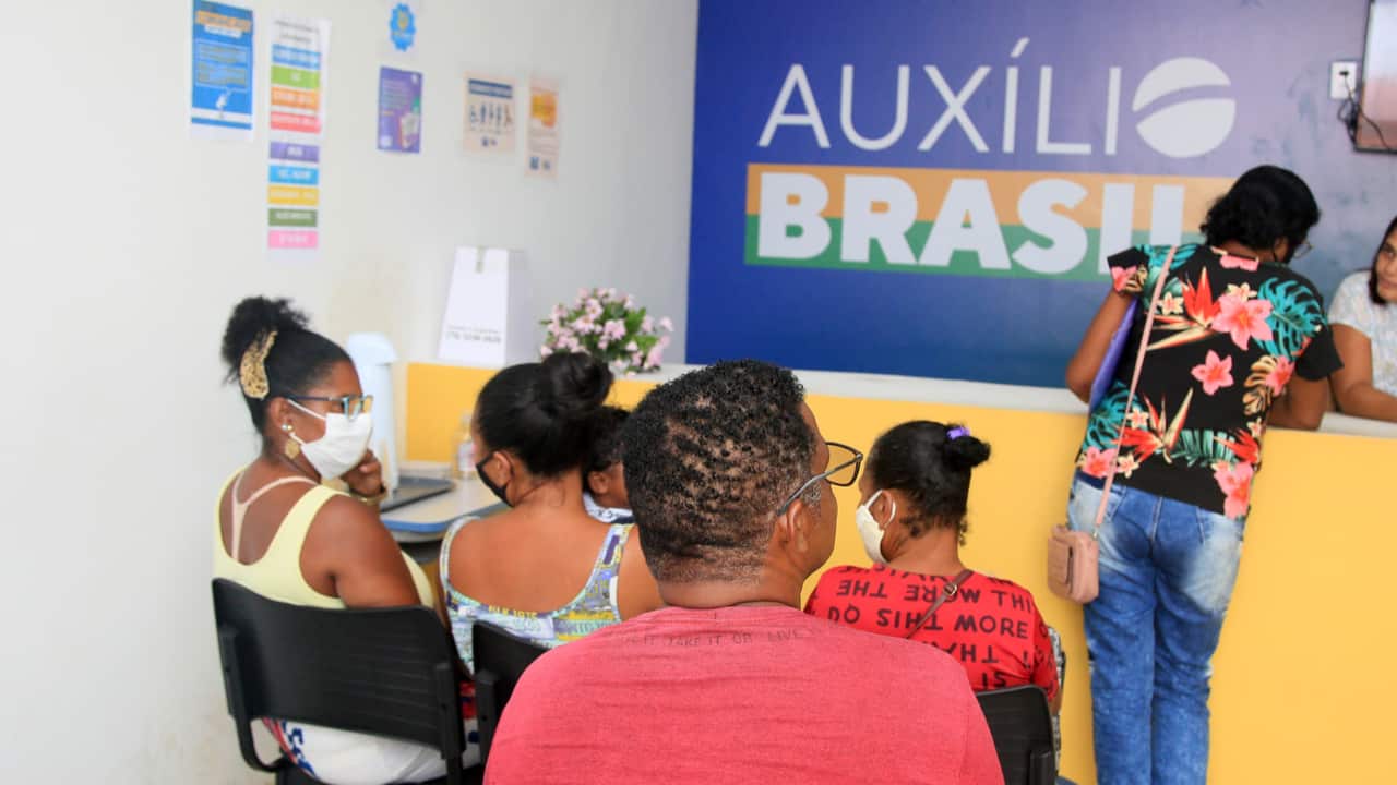 Auxílio Brasil passa por mudanças, mas filas não devem acabar