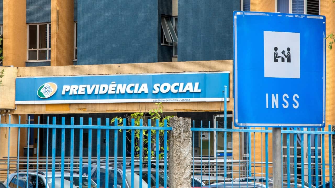 INSS está oferecendo bolsas de estudos para seus servidores: veja quem tem direito
