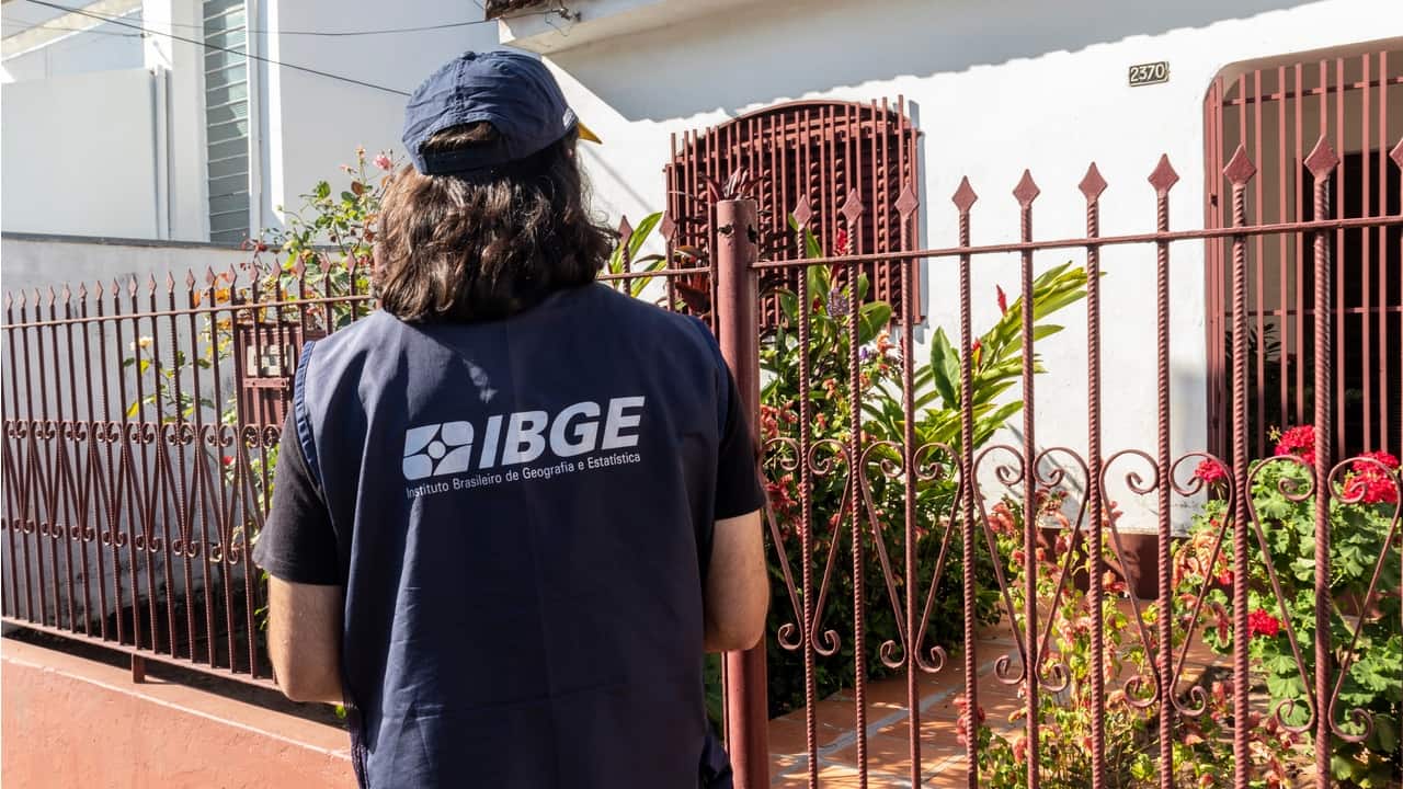 Recenseador com colete do IBGE