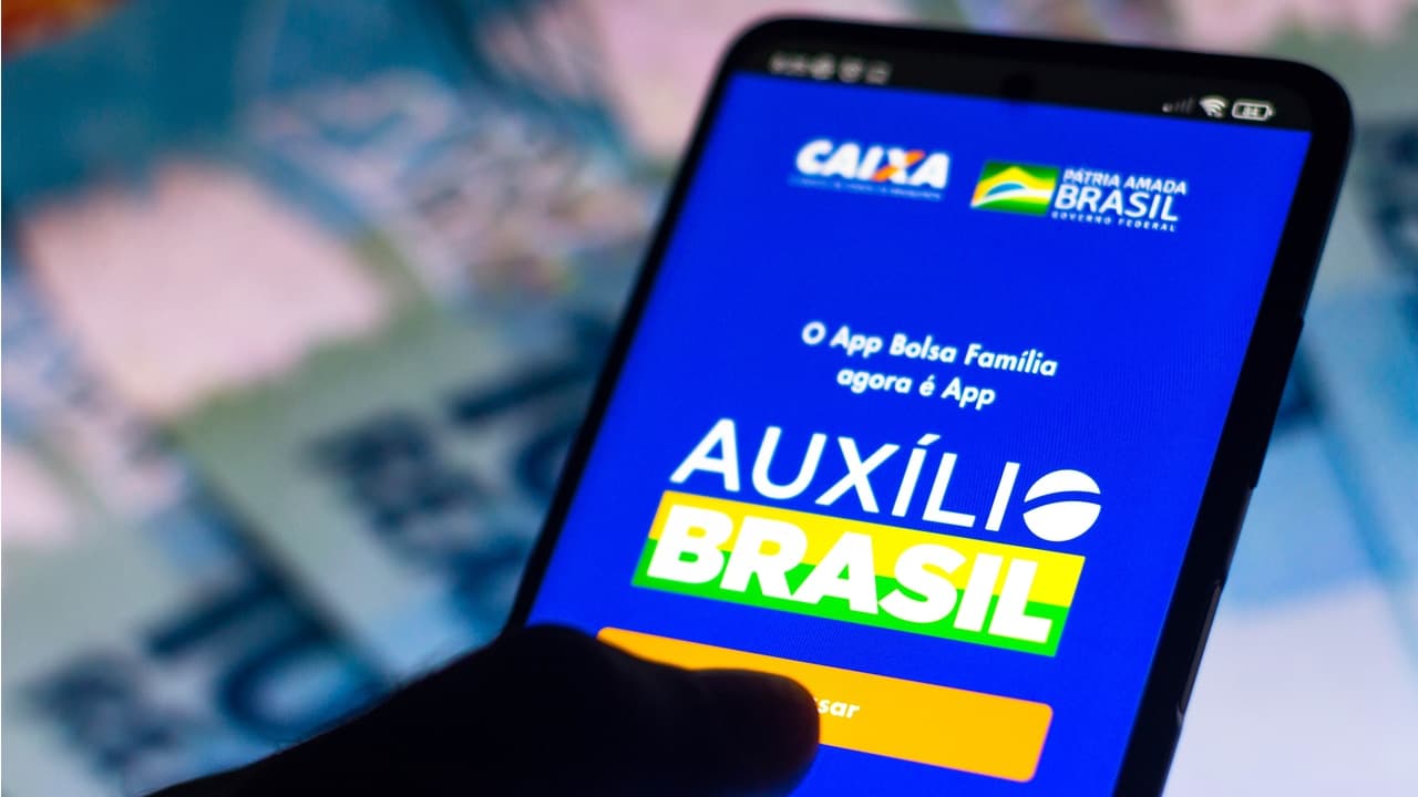 Governo se atrapalha e poderá ficar mais de um mês sem pagar o Auxílio Brasil