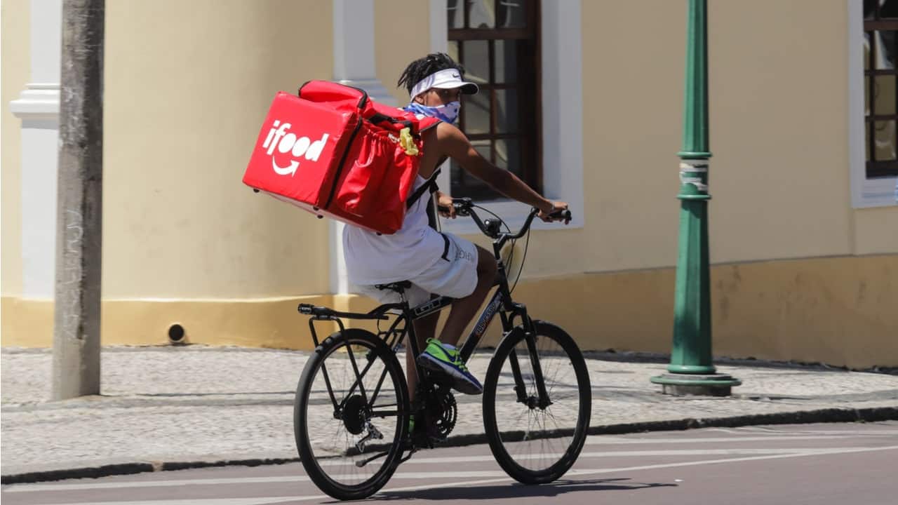 Imagem de entregador de comida em bicicleta
