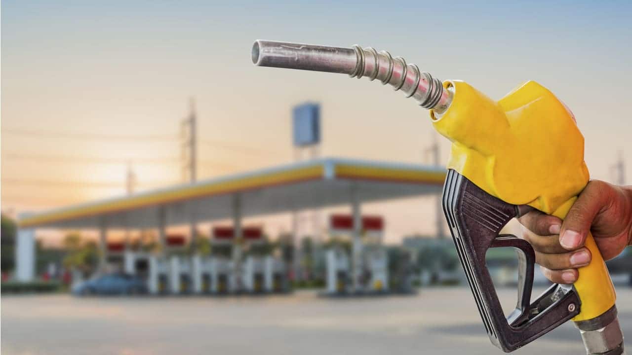 Petróleo cai e deve derrubar ainda mais os preços dos combustíveis