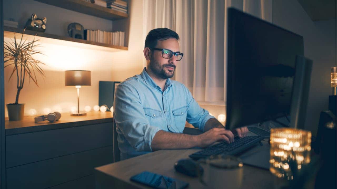 homem trabalhando no home office em frente ao computador