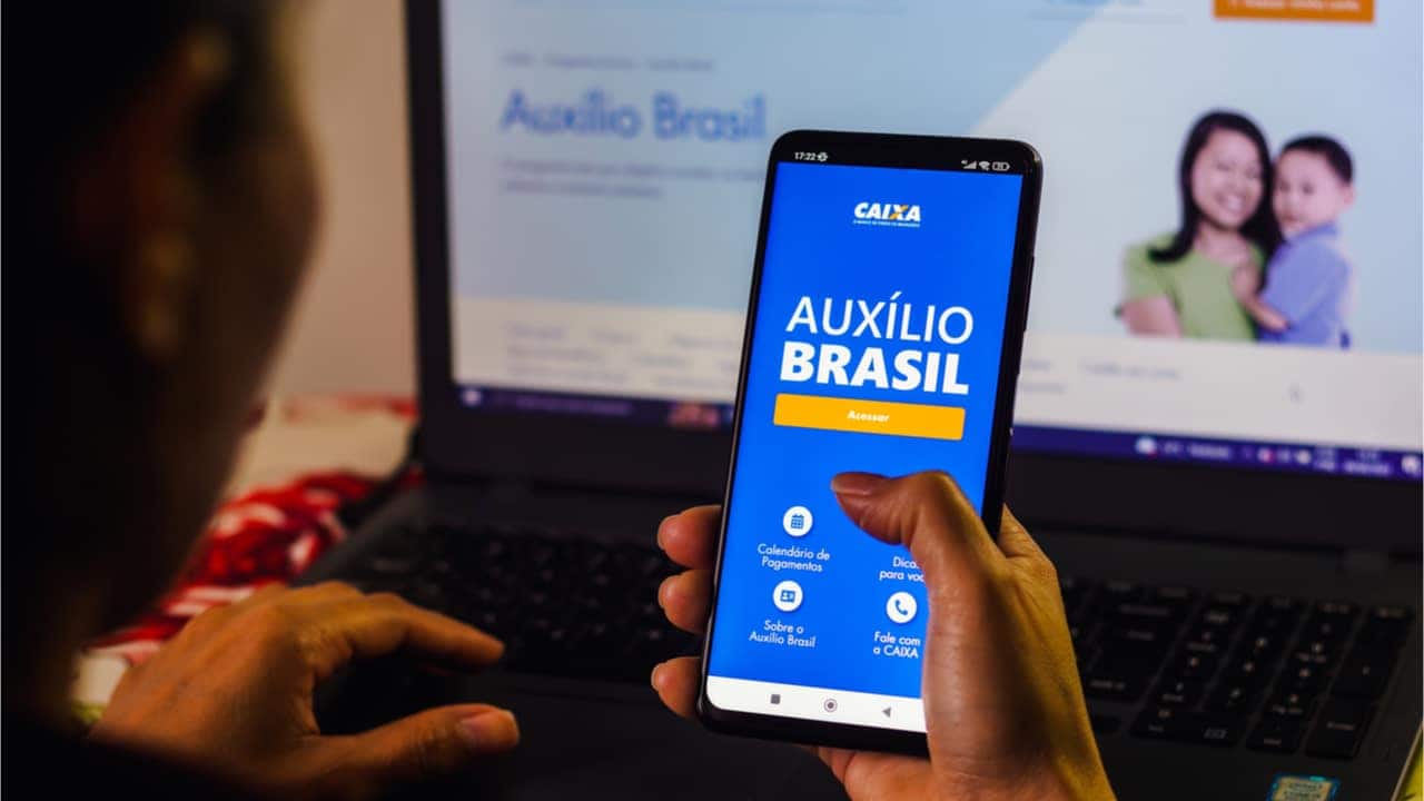 Consignado do Auxílio Brasil avança após assinatura de Bolsonaro