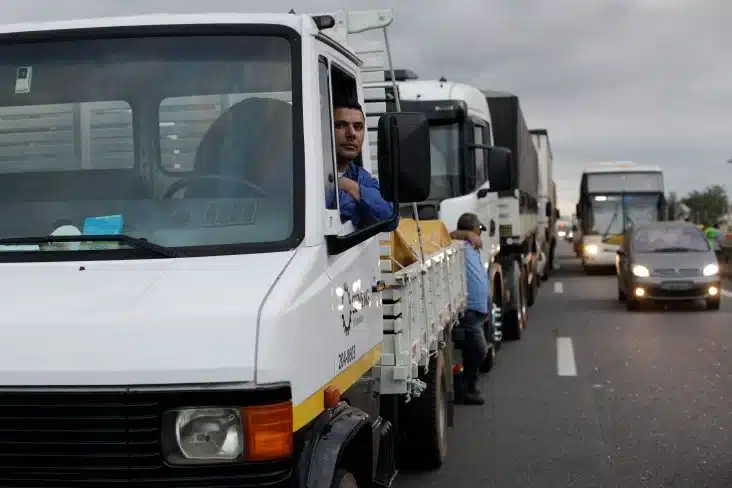 fila-de-caminhoneiros-parados-na-rodovia-presidente-dutra-732x488