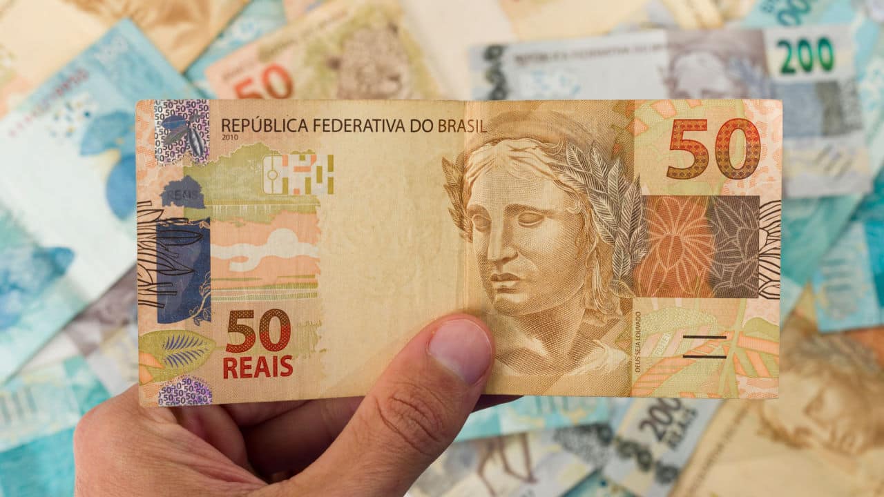 Criança recorta dinheiro para fazer atividade escolar e vĂdeo viraliza