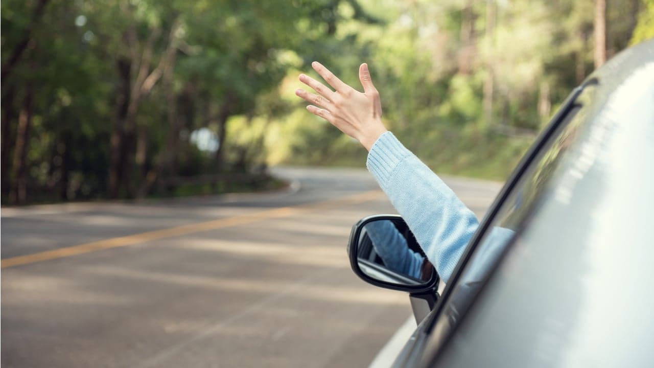 Posso dirigir só com uma mão no volante?