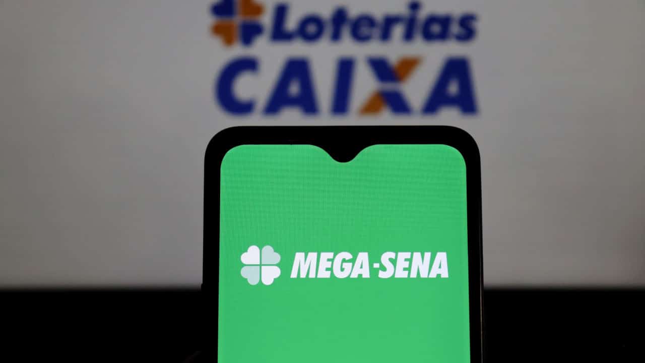 Imagem exibindo celular com a tela mostrando o app da Mega-Sena