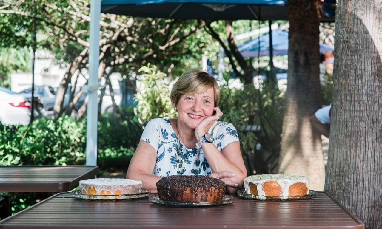 Demitida aos 60 anos, mulher cria franquia de bolos com centenas de lojas