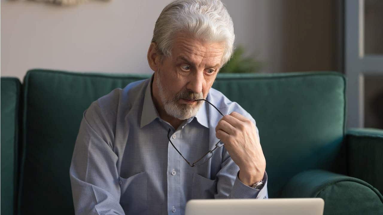 Homem em frente ao notebook