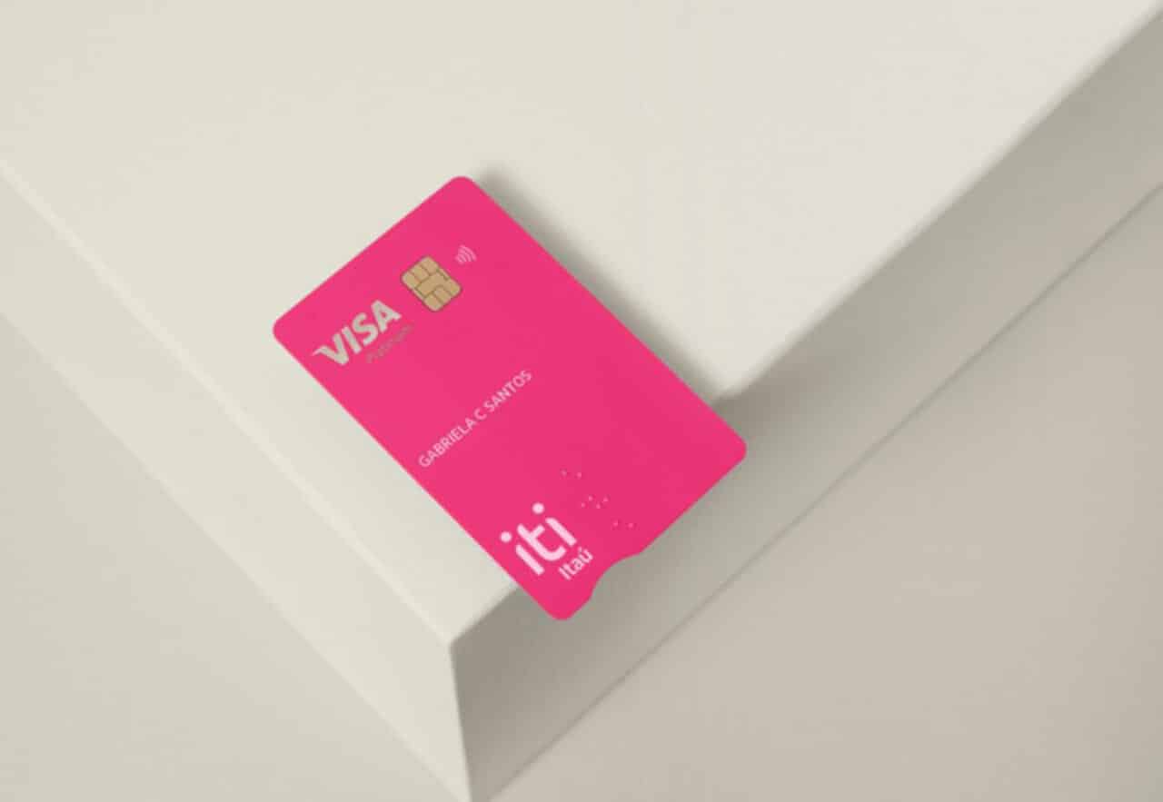 Cartão da conta iti do Itaú de cor rosa feito com plástico reciclado cartão iti