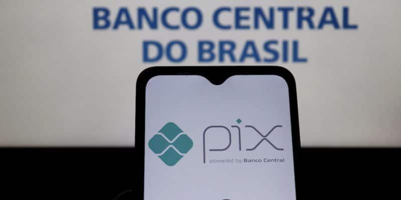 Celular com o símbolo do Pix e ao fundo escrito Banco Central do Brasil