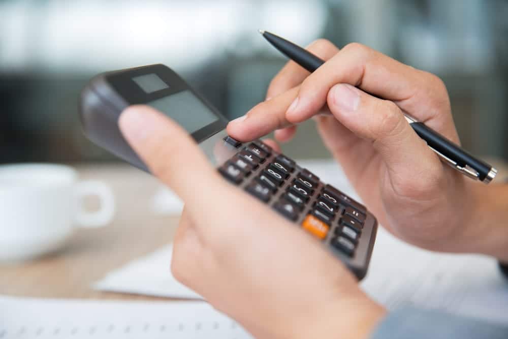 Pessoa usando uma calculadora taxa referencial
