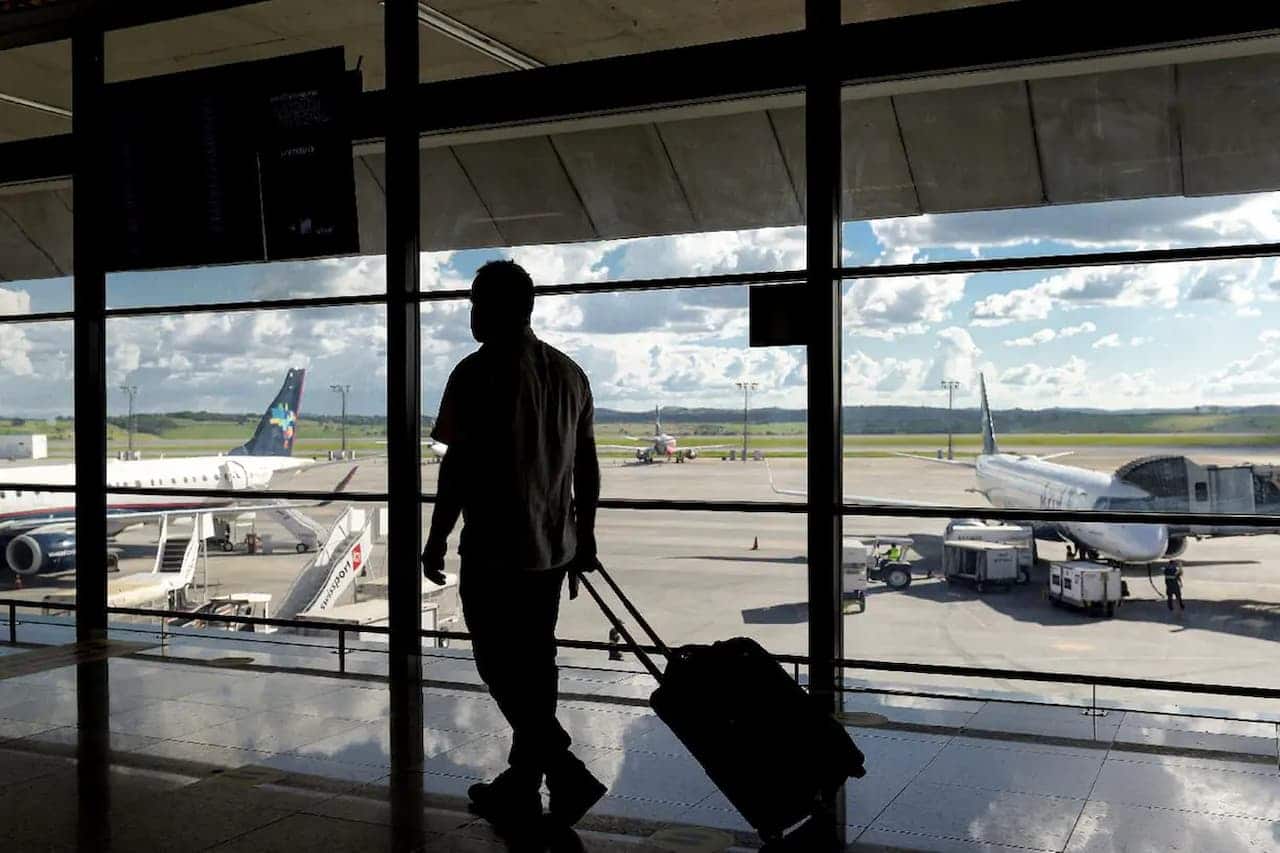 Pessoa com mala em aeroporto