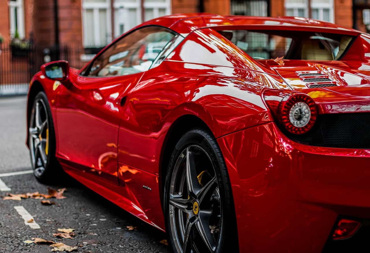 Carro vermelho da marca Ferrari