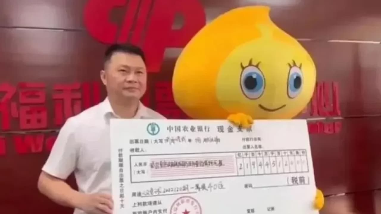Ganhador da loteria recebe prêmio fantasiado para família não saber