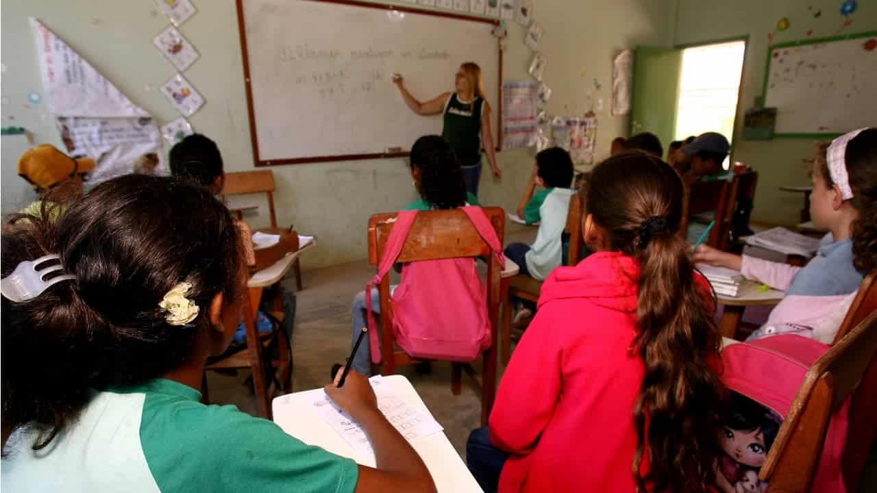 Estudantes dentro de uma sala de aula