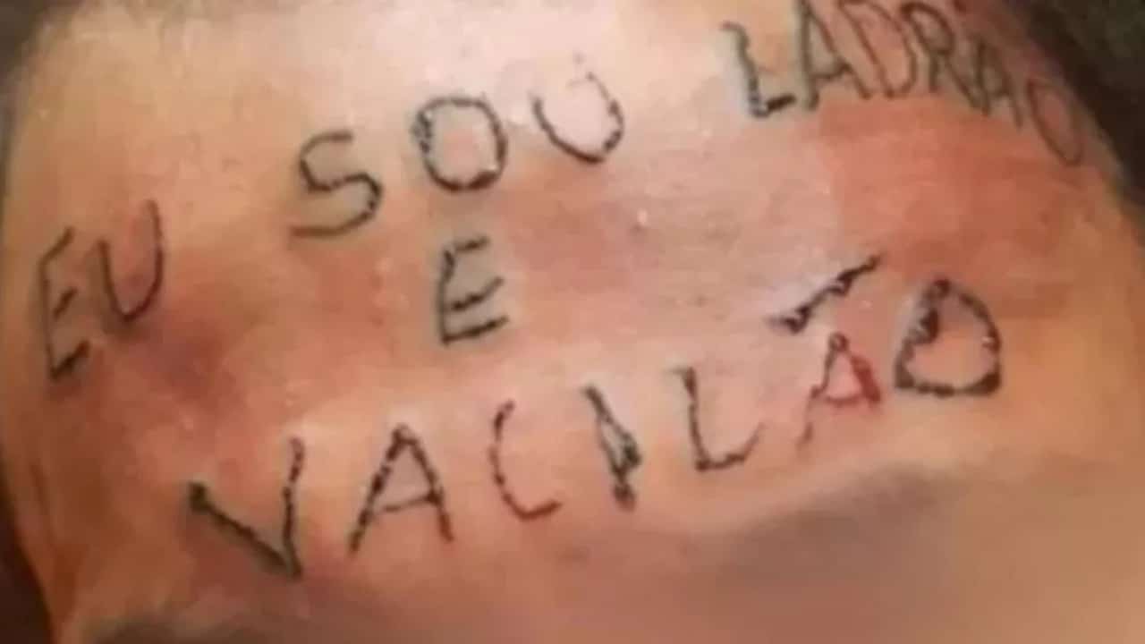 Testa de jovem torturado tatuada com a frase "Eu sou ladrão e vacilão"