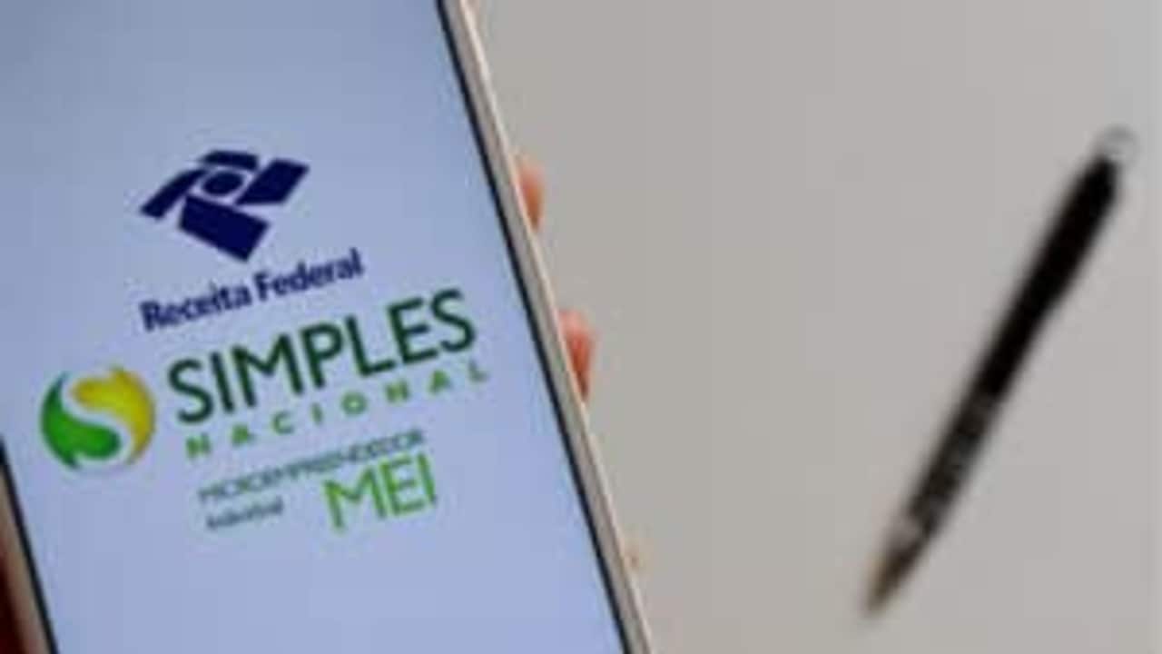 Celular com aplicativo do Simples Nacional na tela