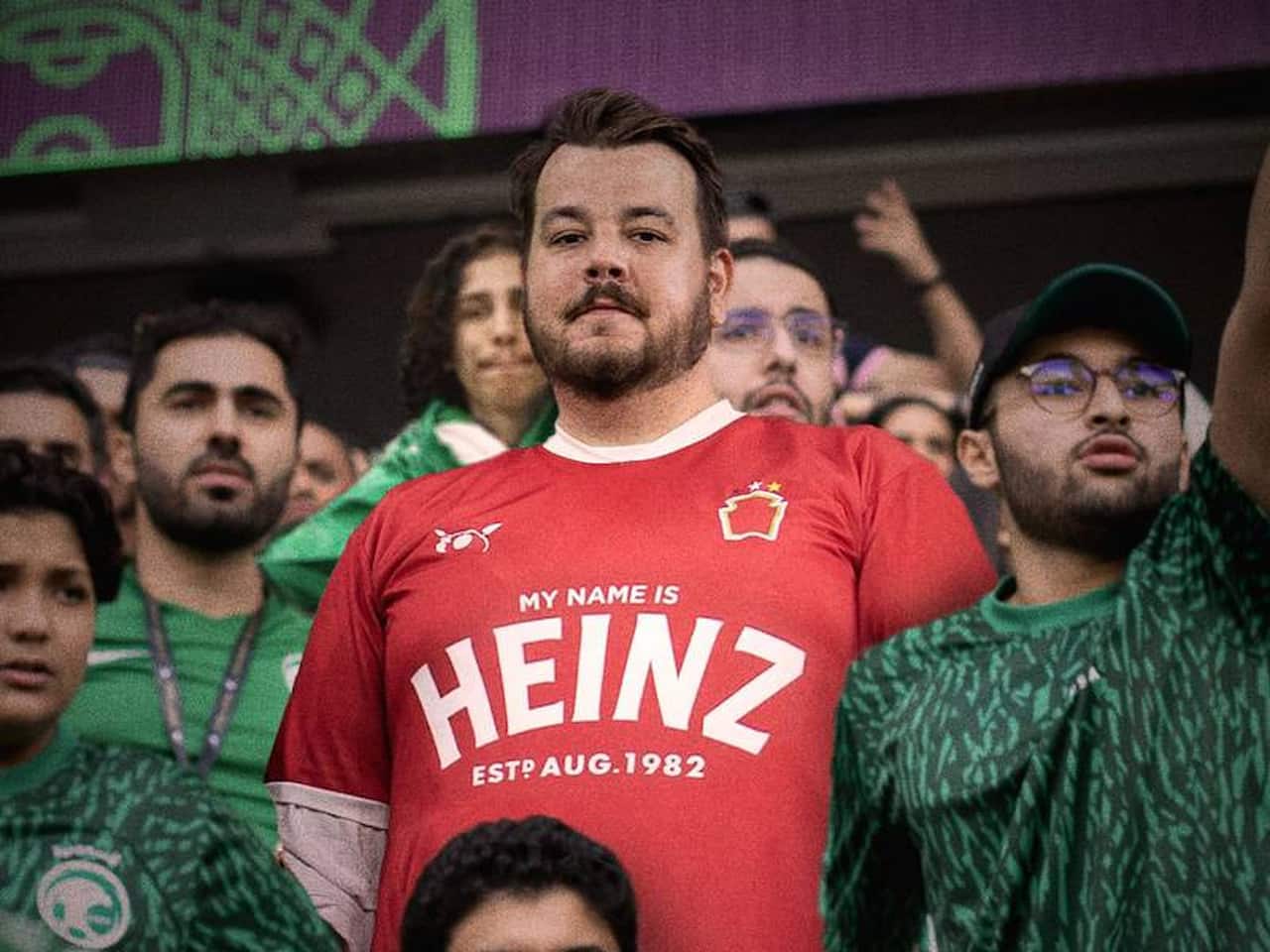 Homem de camisa vermelha escrita "Heinz"