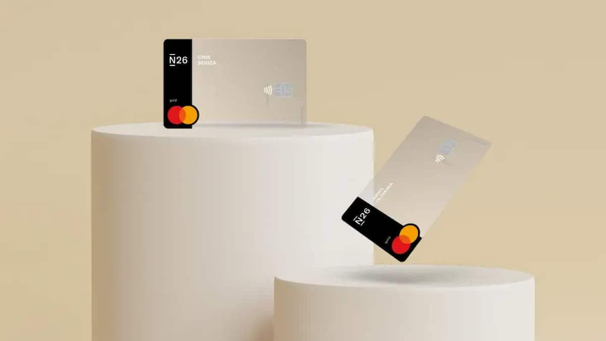 Imagem de divulgação com dois cartões transparentes da N26.