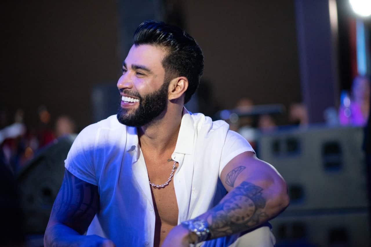 Foto de Gusttavo Lima sorrindo.